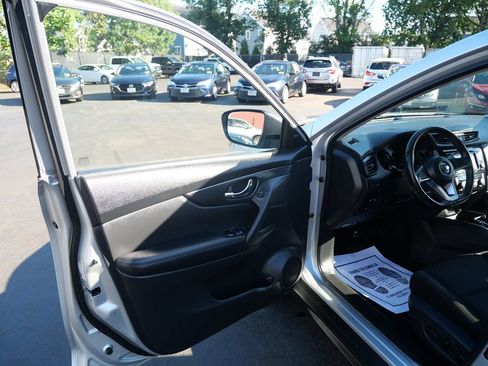 Used 2018 Nissan Rogue SV AWD/4WD image 16