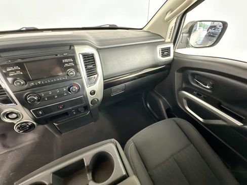 Used 2017 Nissan Titan SV AWD/4WD image 11