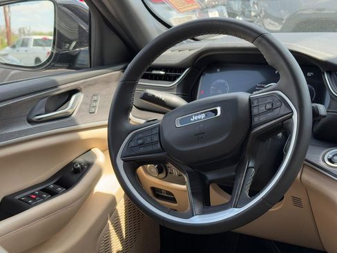 Used 2023 Jeep Grand Cherokee Limited w/ Luxury Tech Group II image 12