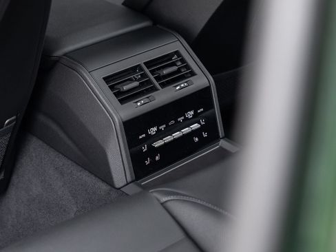 Used 2025 Porsche Panamera image 38