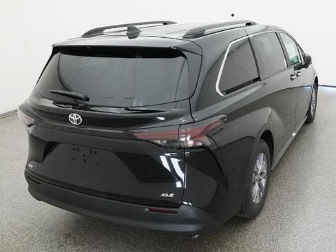 New 2026 Toyota Sienna XLE FWD image 8