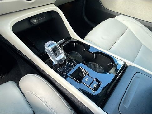 Used 2024 Volvo XC40 B5 Plus image 18