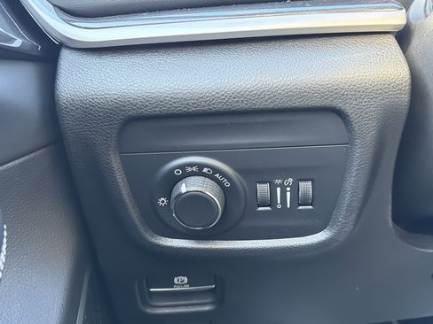 Used 2021 Jeep Grand Cherokee L Laredo image 23