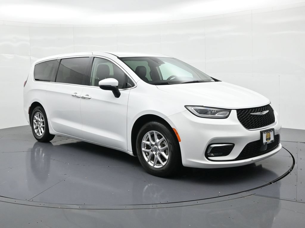 Used 2023 Chrysler Pacifica Touring-L FWD image 4