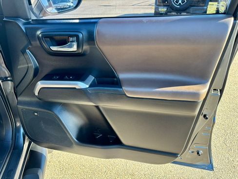 Used 2017 Toyota Tacoma Limited image 10