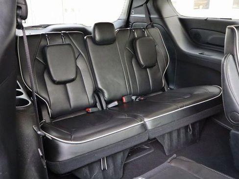 Used 2025 Chrysler Pacifica Limited image 28