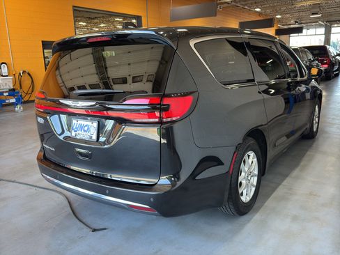 Used 2023 Chrysler Pacifica Touring-L image 5