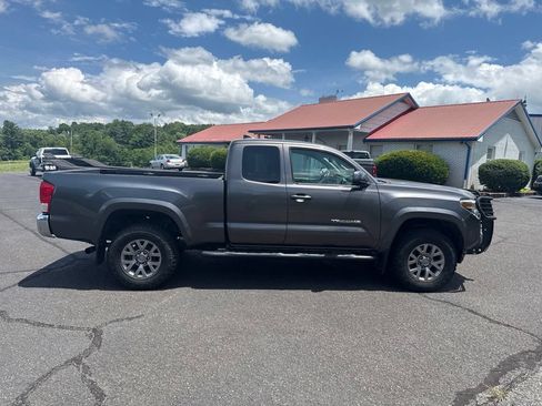 Used 2016 Toyota Tacoma SR5 w/ SR5 Appearance Package (SN) AWD/4WD image 11