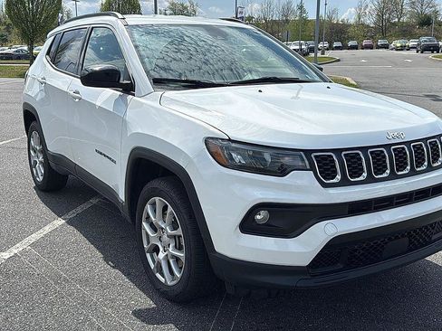 Used 2024 Jeep Compass Latitude AWD/4WD image 1