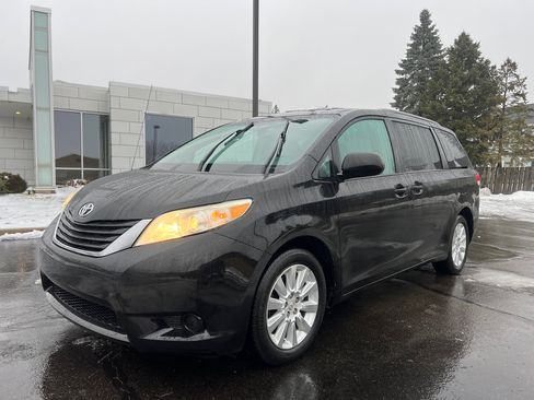 Used 2012 Toyota Sienna LE image 1