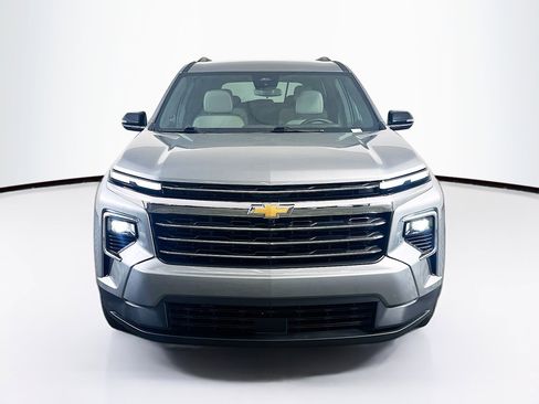 Used 2025 Chevrolet Traverse LT image 2