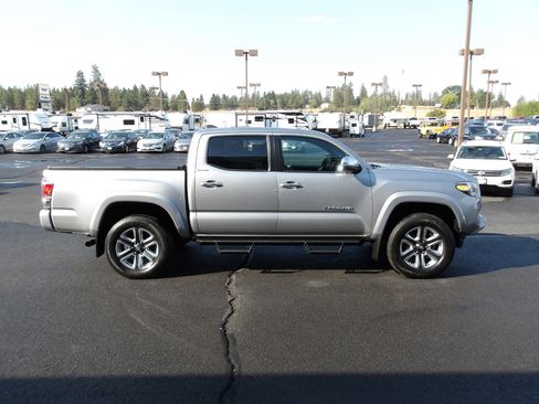 Used 2017 Toyota Tacoma Limited image 6