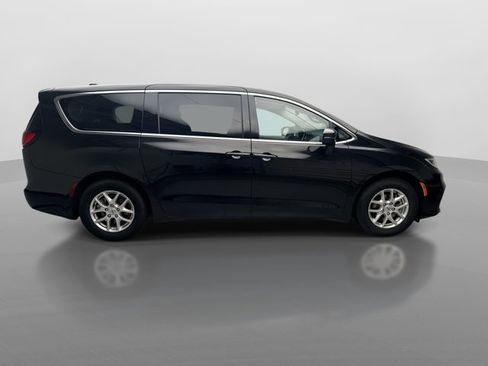 Used 2023 Chrysler Pacifica Touring-L FWD image 6