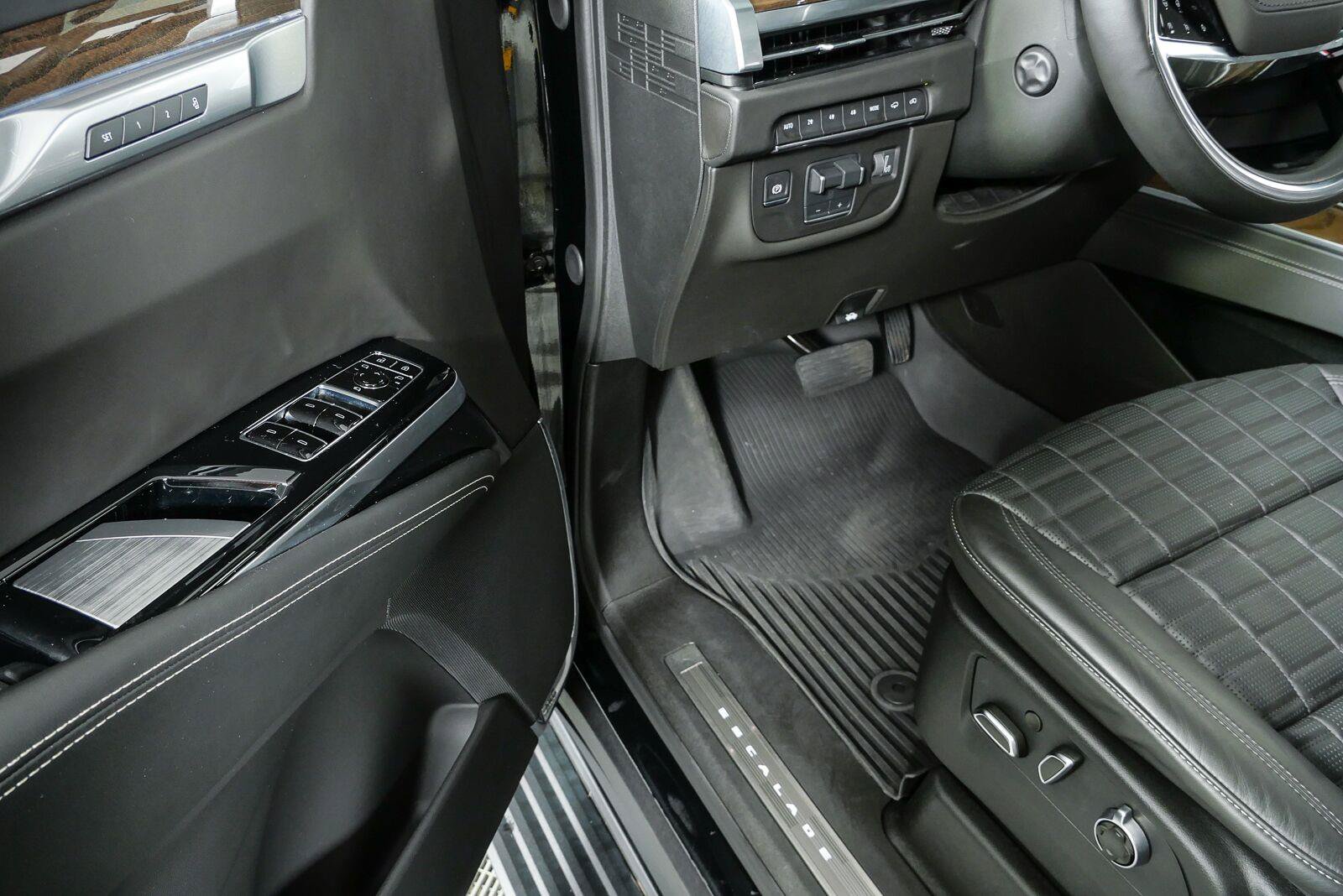 Used 2025 Cadillac Escalade Sport Platinum w/ LPO, ONYX Package AWD/4WD image 8
