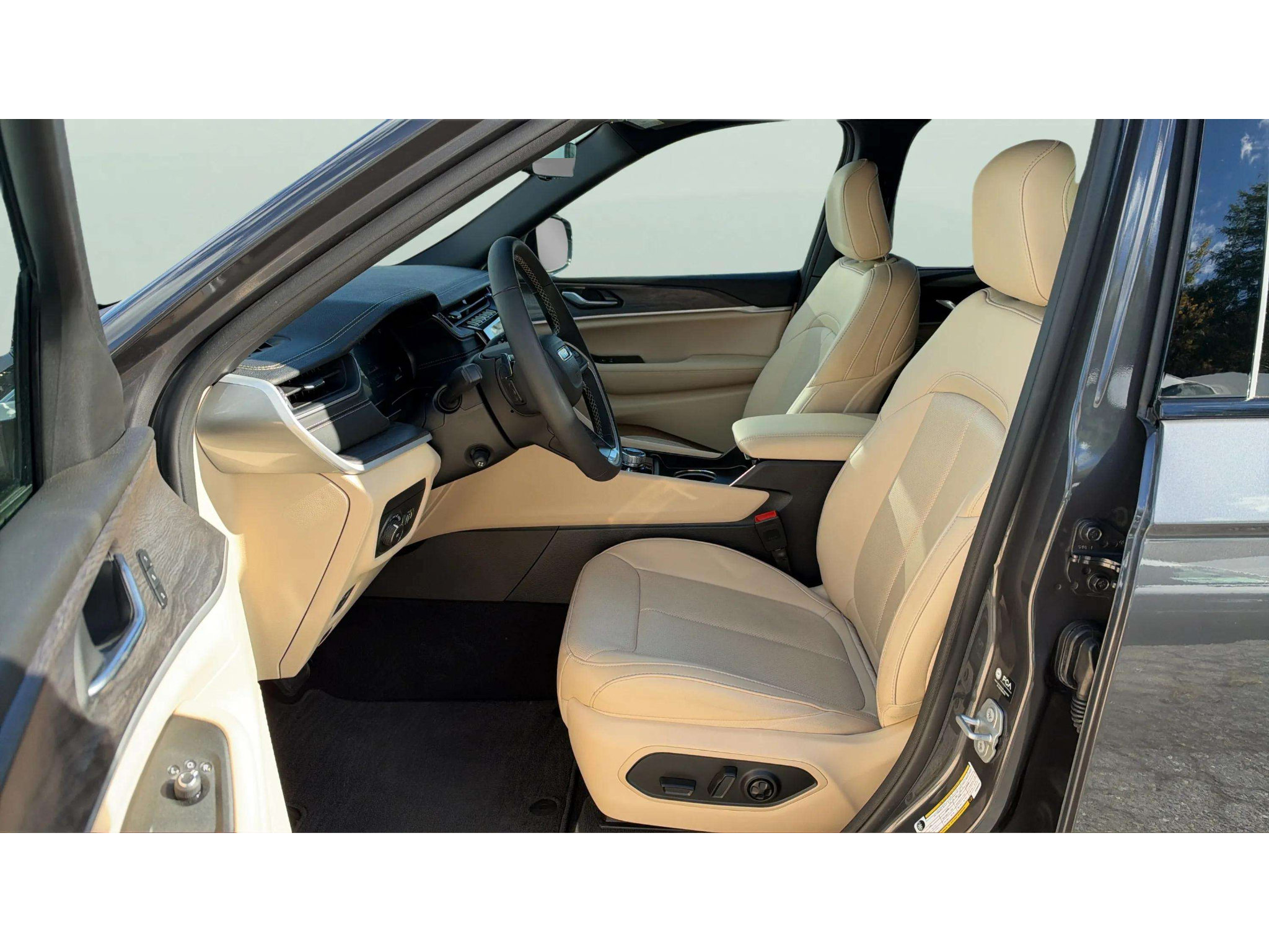 Used 2025 Jeep Grand Cherokee Limited w/ Luxury Tech Group II AWD/4WD image 11