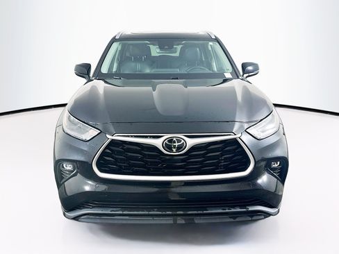 Used 2022 Toyota Highlander XLE FWD image 2