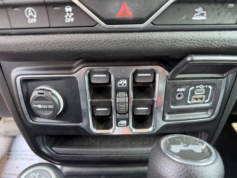 Used 2025 Jeep Wrangler Unlimited Sport AWD/4WD image 5