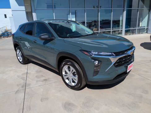 Used 2026 Chevrolet Trax LS FWD image 7