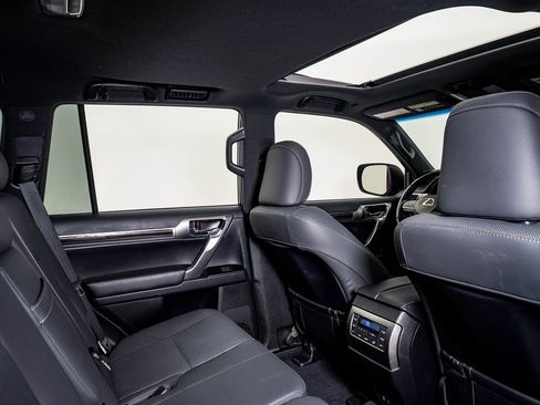 Used 2023 Lexus GX 460 Premium w/ Premium Package image 16