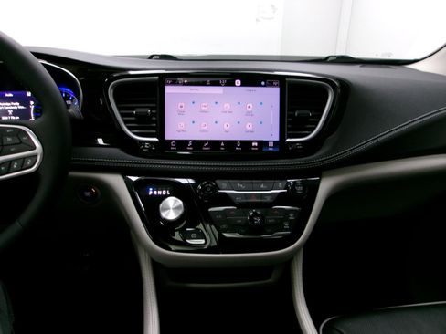 Used 2024 Chrysler Pacifica Limited AWD/4WD image 14