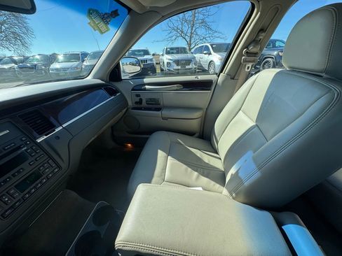 Used 2009 Lincoln Town Car Signature Limited image 18