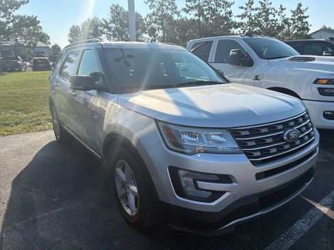 Used 2017 Ford Explorer XLT AWD/4WD image 6