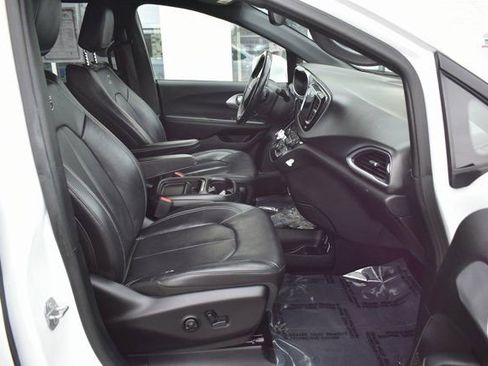 Used 2018 Chrysler Pacifica Touring-L w/ Premium Audio Group image 46