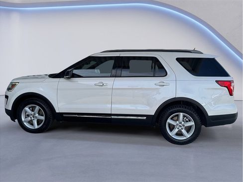 Used 2018 Ford Explorer XLT w/ Equipment Group 202A FWD image 3