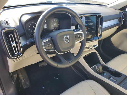 Used 2019 Volvo XC40 T5 Momentum image 13