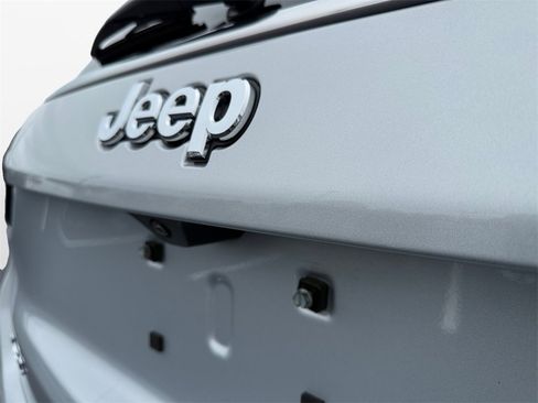 Used 2024 Jeep Compass Limited image 17