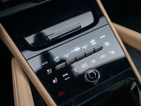 Used 2025 Porsche Cayenne image 19