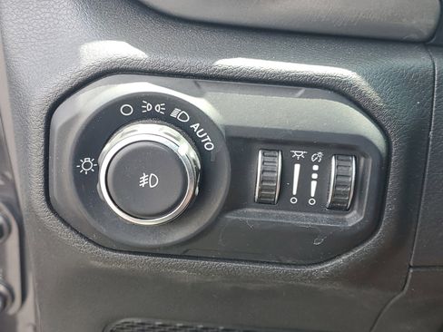Used 2018 Jeep Wrangler Unlimited Sahara AWD/4WD image 22