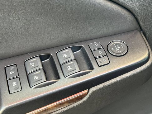 Used 2018 Chevrolet Suburban LT w/ Luxury Package AWD/4WD image 13
