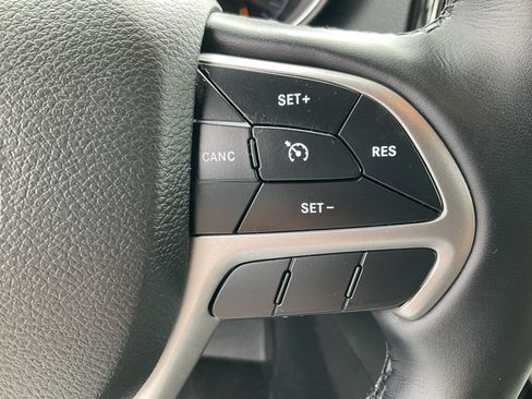 Used 2022 Jeep Grand Cherokee Laredo X AWD/4WD image 37