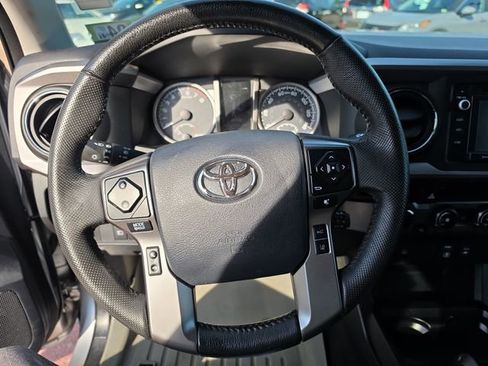 Used 2018 Toyota Tacoma SR5 AWD/4WD image 14