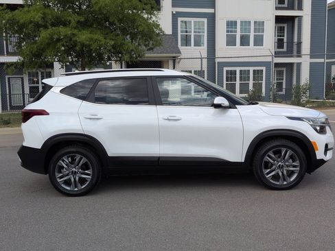 Used 2023 Kia Seltos S w/ Navigation Package FWD image 3