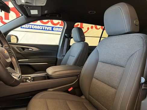 Used 2025 Chevrolet Traverse LT image 17