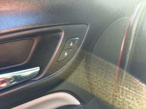 Used 2018 Chevrolet Equinox LT FWD image 16