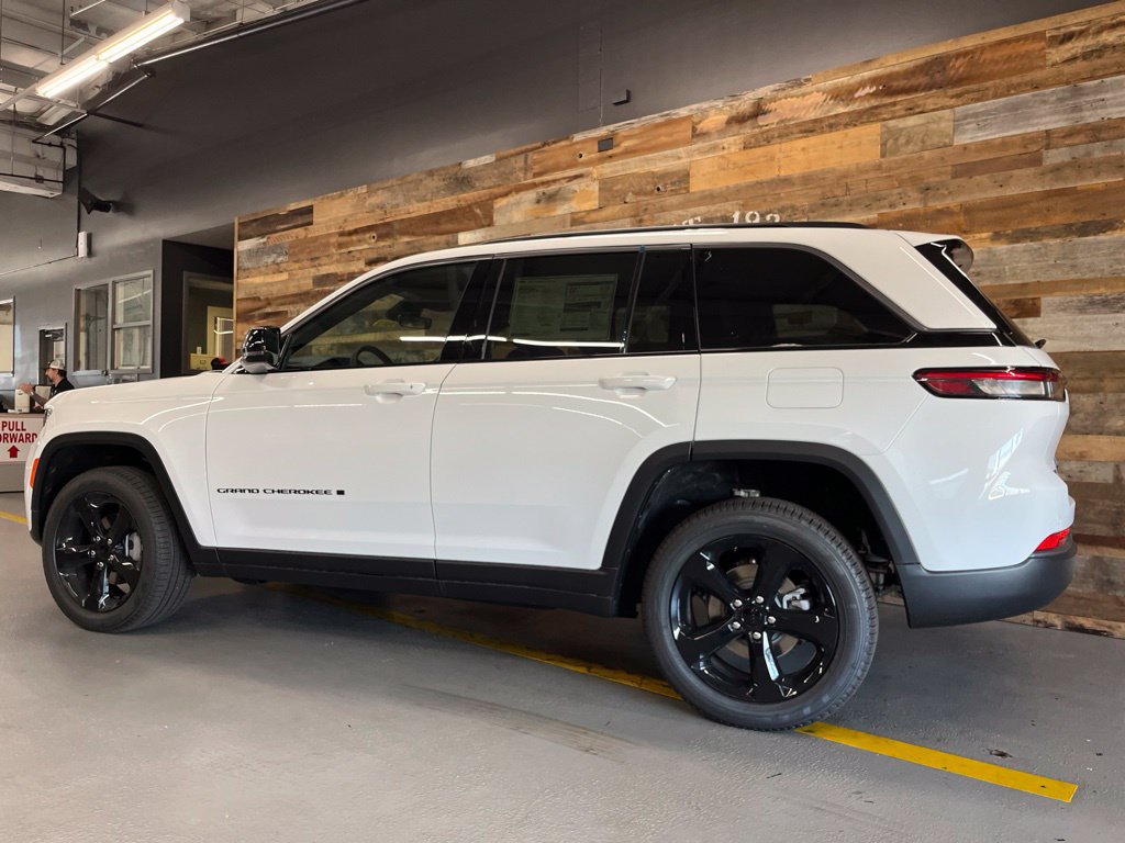 New 2026 Jeep Grand Cherokee Limited w/ Limited Altitude Package AWD/4WD image 19