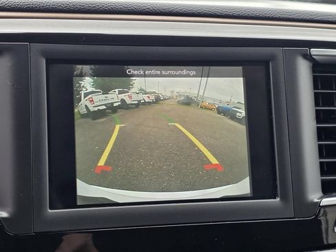 Used 2019 Chrysler Pacifica Touring-L FWD image 16