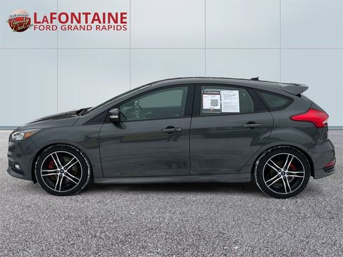 Used 2017 Ford Focus ST image 4