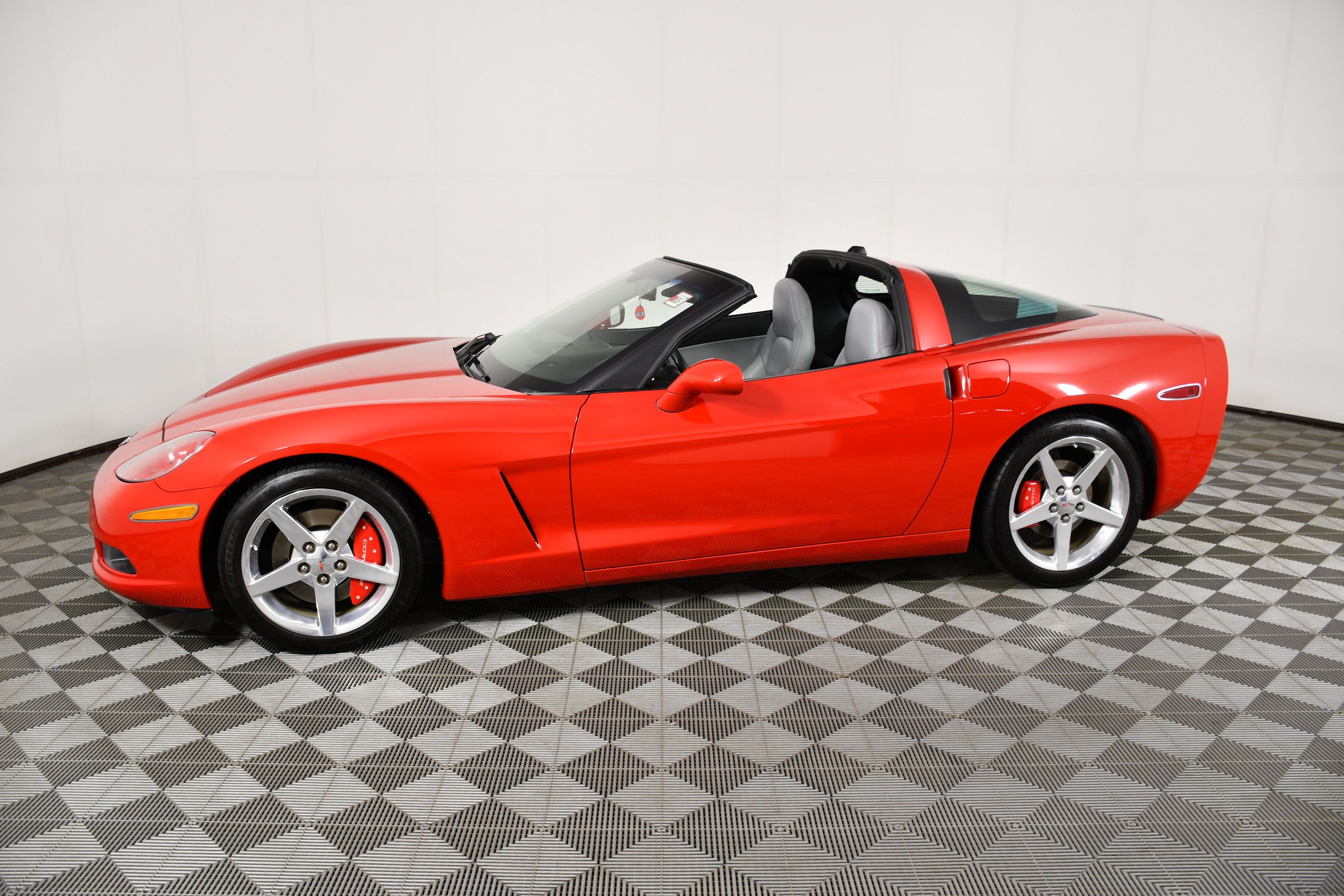 Used 2005 Chevrolet Corvette Coupe w/ Preferred Equipment Group RWD image 9