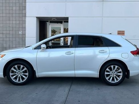 Used 2014 Toyota Venza LE FWD image 3