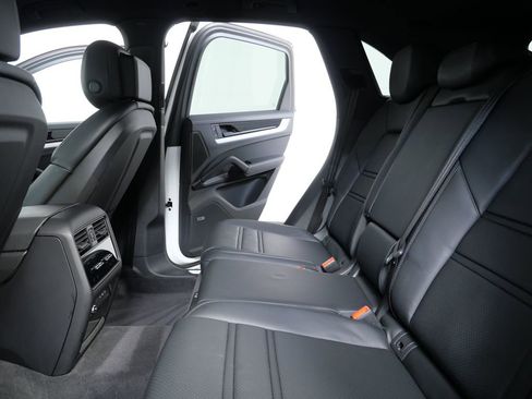 Certified 2024 Porsche Cayenne AWD/4WD image 15