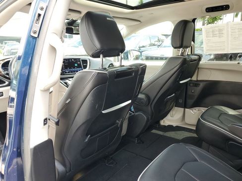 Used 2021 Chrysler Pacifica Limited w/ Uconnect Theater Family Group image 12