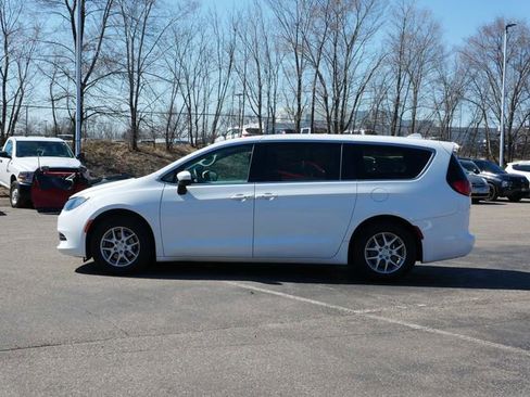 Used 2017 Chrysler Pacifica Touring image 3