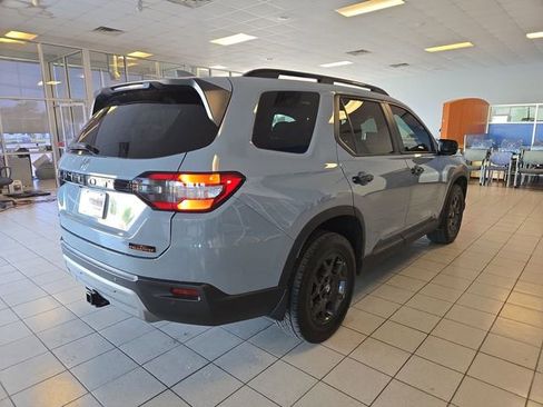 Used 2025 Honda Pilot TrailSport image 8