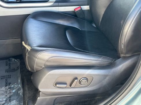 Used 2024 Kia Carnival EX image 20