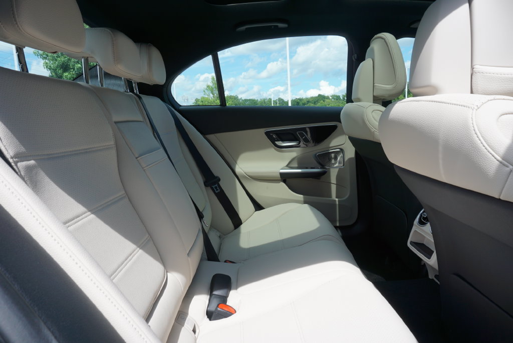 Used 2025 Mercedes-Benz C 300 4MATIC Sedan image 59
