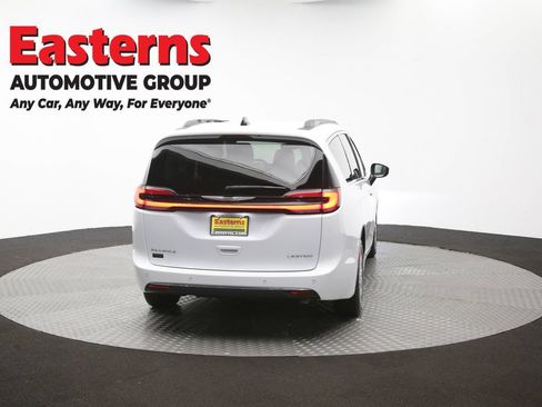 Used 2023 Chrysler Pacifica Limited FWD image 40